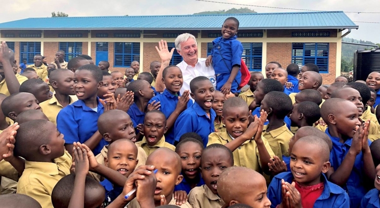 Fly Help Ruanda Schuleroeffnung in Ruanda mit Reiner Meutsch Foto Fly Help